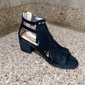 Coconuts by Matisse Fringed Falls Open Toe Sandal • Black • Sz 5.5 • 2.5” Heel